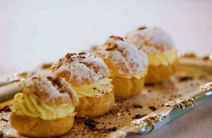 bigne aperti con la crema