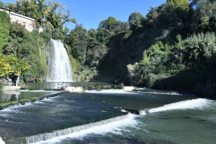 Paesaggio con cascata