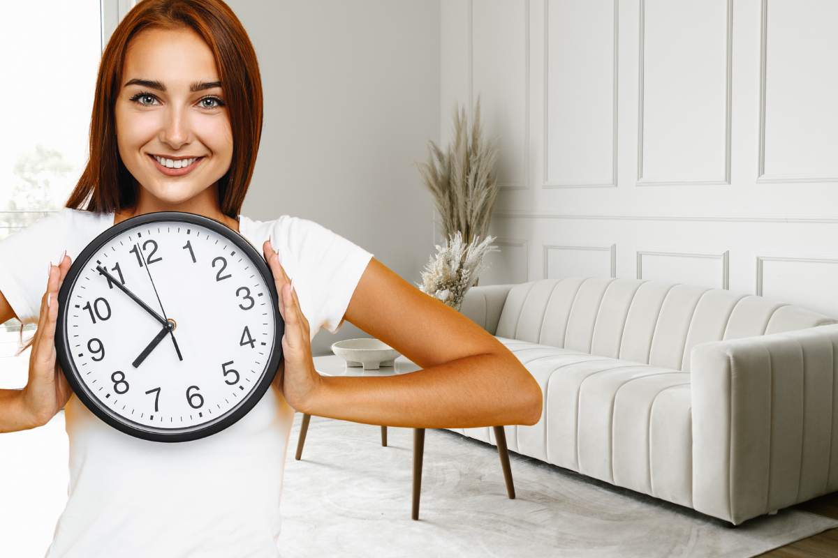 donna con orologio in un soggiorno